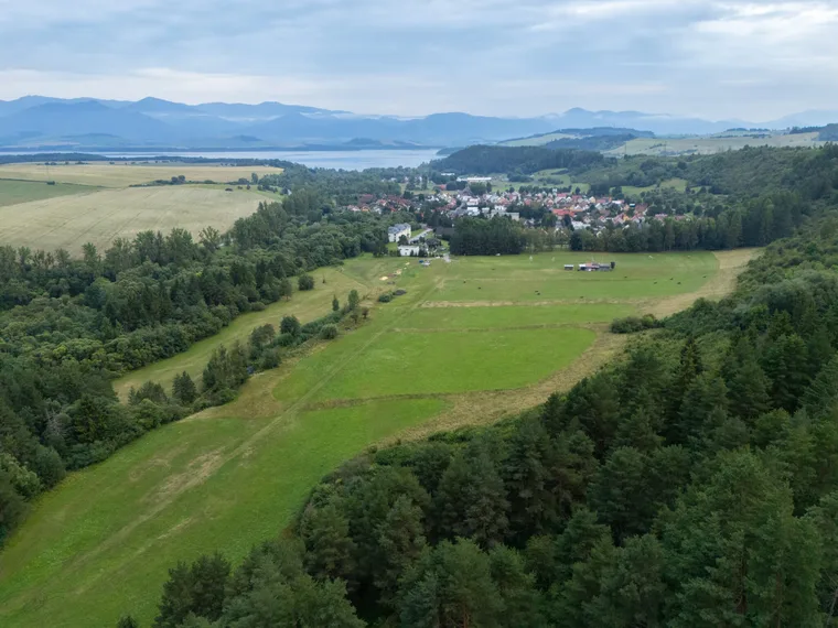 Letecký pohľad na Zelené údolie s Liptovskou Marou v pozadí